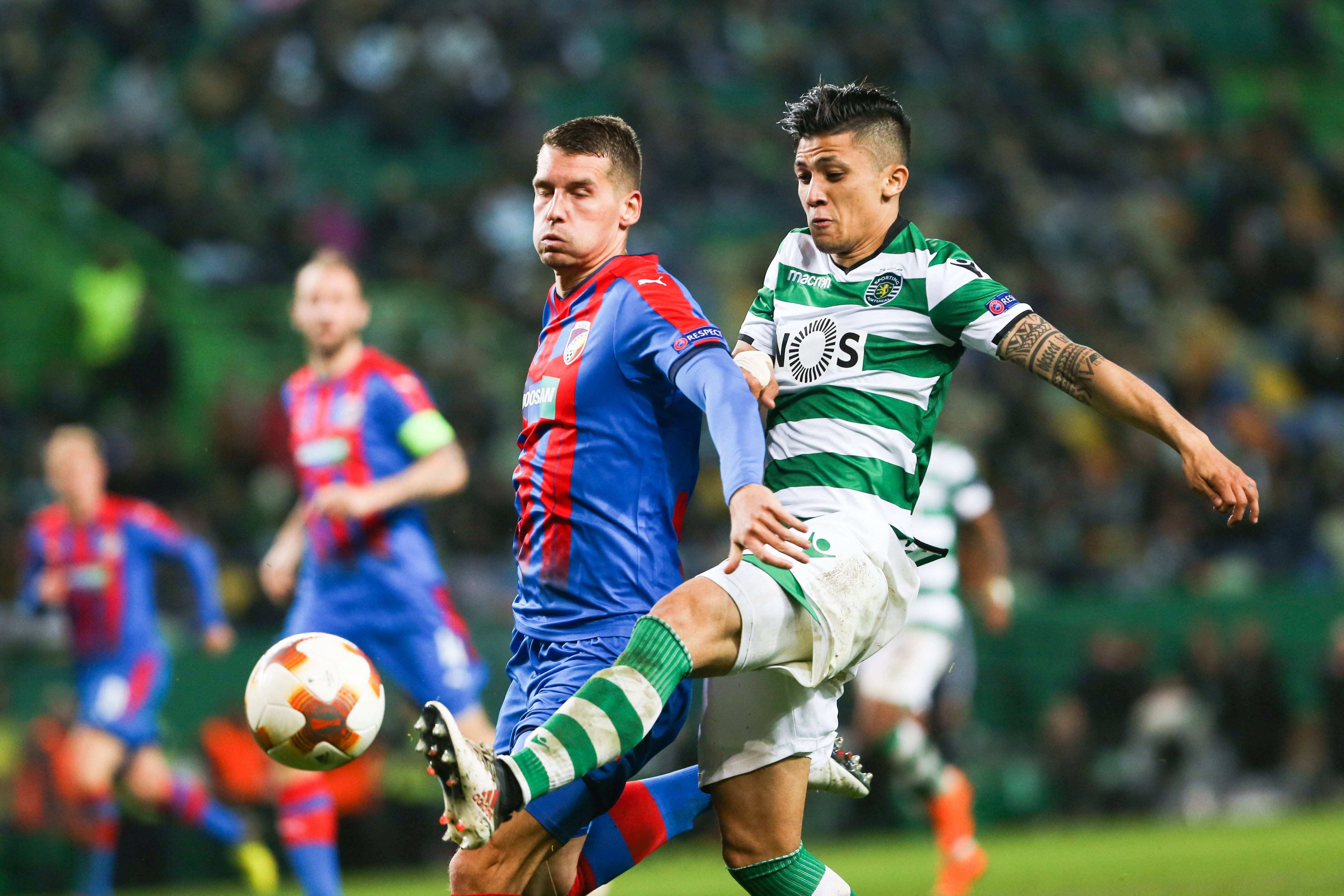 关于多特蒙德迎葡超关键赛；集结日防线松动；更衣室稳定；更衣室氛围转暖的信息